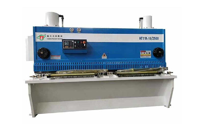 HT11K-E21S或DAC-360系列數控液壓閘式剪板機